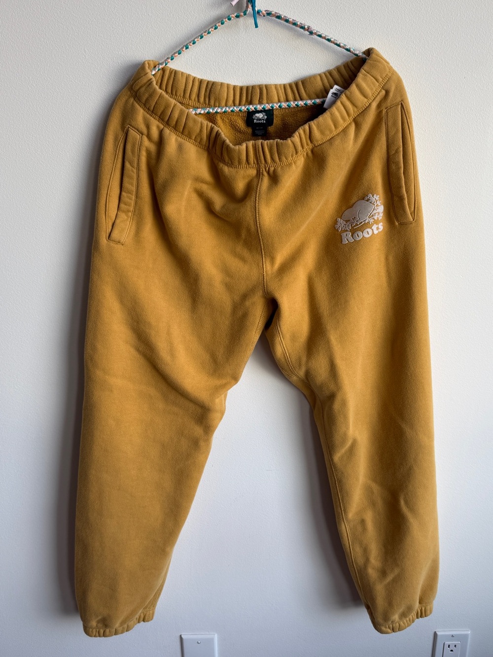 ROOTS sweat pants
Medium